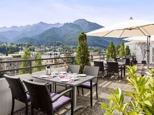 Kaffee mit Gipfelpanorama – auf der Sonnenterrasse des AVALON Hotel in Bad Reichenhall erhalten Gäste neben einem regionalen Frühstück auch den Blick auf die Hausberge Hochstaufen und Zwiese