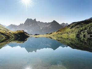 986 Höhenmeter müssen Urlauber auf der „(E-)Bike & Hike“-Strecke von St. Anton am Arlberg zum Langsee im hinteren Silbertal überwinden 986 Höhenmeter müssen Urlauber auf der „(E-)Bike & Hike“-Strecke von St. Anton am Arlberg zum Langsee im hinteren Silbertal überwinden