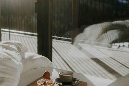 Wer da noch an den Dow Jones denkt, dem ist nicht mehr zu helfen: aufwachen mit Bergblick in den Apartments des Maria Adventure Family Hotel & Lodge in Obereggen