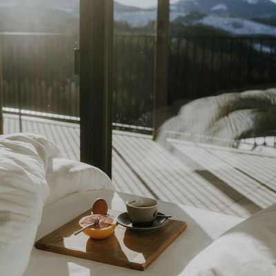 Wer da noch an den Dow Jones denkt, dem ist nicht mehr zu helfen: aufwachen mit Bergblick in den Apartments des Maria Adventure Family Hotel & Lodge in Obereggen