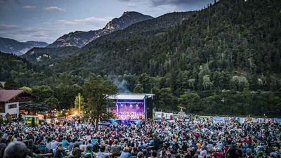 Die Bad Reichenhaller Philharmoniker begeistern mit stimmungsvollen Open Airs wie „Thumsee brennt“ alljährlich im Juli ein breites Publikum für Klassik und Co