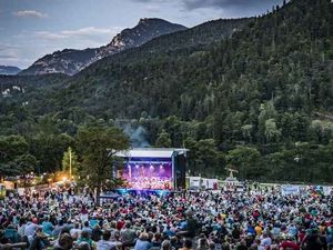 Die Bad Reichenhaller Philharmoniker begeistern mit stimmungsvollen Open Airs wie „Thumsee brennt“ alljährlich im Juli ein breites Publikum für Klassik und Co Die Bad Reichenhaller Philharmoniker begeistern mit stimmungsvollen Open Airs wie „Thumsee brennt“ alljährlich im Juli ein breites Publikum für Klassik und Co
