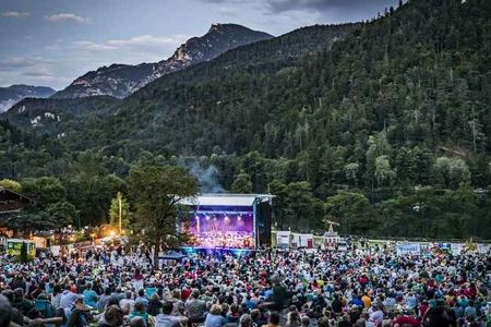 Die Bad Reichenhaller Philharmoniker begeistern mit stimmungsvollen Open Airs wie „Thumsee brennt“ alljährlich im Juli ein breites Publikum für Klassik und Co