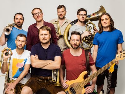 Stimmungsvoll: Die Jungs von „LaBrassBanda“ heizen mit einem energiegeladenen Stilmix ein