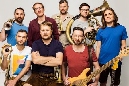 Stimmungsvoll: Die Jungs von „LaBrassBanda“ heizen mit einem energiegeladenen Stilmix ein