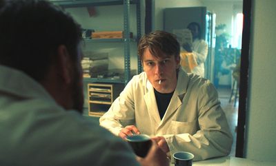 Kai (Louis Hofmann) sieht der Haftentlassung seines Bruders Mirko mit gemischten Gefühlen entgegen