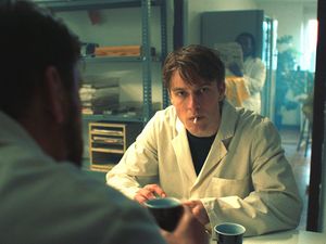 Kai (Louis Hofmann) sieht der Haftentlassung seines Bruders Mirko mit gemischten Gefühlen entgegen Kai (Louis Hofmann) sieht der Haftentlassung seines Bruders Mirko mit gemischten Gefühlen entgegen