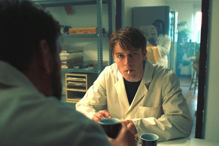 Kai (Louis Hofmann) sieht der Haftentlassung seines Bruders Mirko mit gemischten Gefühlen entgegen