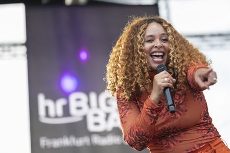 Die hr-Bigband ließ mit der grandiosen Soulsängerin Joy Denalane den musikalischen Spirit der 60er- und 70er-Jahre wieder auferstehen 