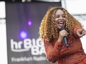 Die hr-Bigband ließ mit der grandiosen Soulsängerin Joy Denalane den musikalischen Spirit der 60er- und 70er-Jahre wieder auferstehen 