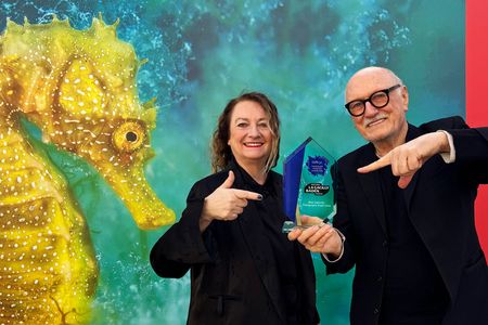 Silvia und Lois Lammerhuber mit dem LUXlife Creative and Visual Arts Award