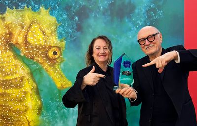Silvia und Lois Lammerhuber mit dem LUXlife Creative and Visual Arts Award