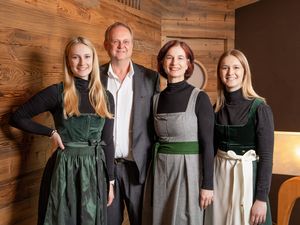 Seit Februar 2026 bildet Elisabeth Madreiter (li.) gemeinsam mit ihren Eltern die Geschäftsführung des Hotel Der Löwe in Leogang Seit Februar 2026 bildet Elisabeth Madreiter (li.) gemeinsam mit ihren Eltern die Geschäftsführung des Hotel Der Löwe in Leogang