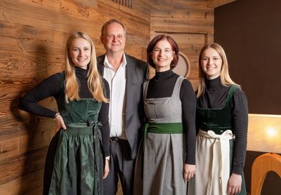 Seit Februar 2026 bildet Elisabeth Madreiter (li.) gemeinsam mit ihren Eltern die Geschäftsführung des Hotel Der Löwe in Leogang