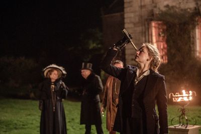 Katharine Hilbery (Haley Bennett), Enkelin eines angesehenen Dichters, beobachtet mit ihrer Familie den Halleyschen Kometen