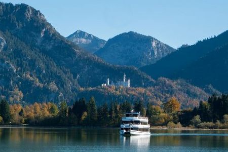 Die Forggensee-Schifffahrt ist alljährlich von 1. Mai bis 15. Oktober in Betrieb und transportiert ihre Gäste wahlweise auf der MS Allgäu oder der MS Füssen mit Blick auf Schloss Neuschwanstein über Bayerns fünftgrößten See