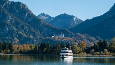 Die Forggensee-Schifffahrt ist alljährlich von 1. Mai bis 15. Oktober in Betrieb und transportiert ihre Gäste wahlweise auf der MS Allgäu oder der MS Füssen mit Blick auf Schloss Neuschwanstein über Bayerns fünftgrößten See