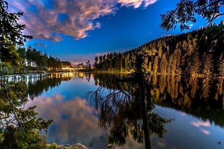 Mystik und Naturgenuss: Der Mummelsee am Fuße der Hornisgrinde zählt dank seiner Abgeschiedenheit und wundersamer Legenden zu den geheimnisvollsten Kraftorten des Schwarzwaldes