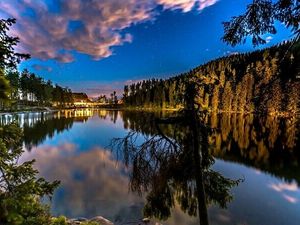 Mystik und Naturgenuss: Der Mummelsee am Fuße der Hornisgrinde zählt dank seiner Abgeschiedenheit und wundersamer Legenden zu den geheimnisvollsten Kraftorten des Schwarzwaldes Mystik und Naturgenuss: Der Mummelsee am Fuße der Hornisgrinde zählt dank seiner Abgeschiedenheit und wundersamer Legenden zu den geheimnisvollsten Kraftorten des Schwarzwaldes