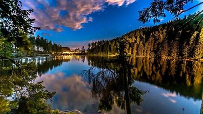 Mystik und Naturgenuss: Der Mummelsee am Fuße der Hornisgrinde zählt dank seiner Abgeschiedenheit und wundersamer Legenden zu den geheimnisvollsten Kraftorten des Schwarzwaldes