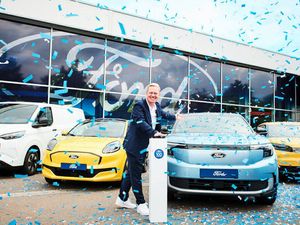 Zur Feier des 100-jährigen Jubiläums setzt Ford erneut auf Knossi als authentischen Botschafter Zur Feier des 100-jährigen Jubiläums setzt Ford erneut auf Knossi als authentischen Botschafter
