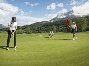 Golfurlaub rund um Leogang: Das Hotel Der Löwe ist Ausgangspunkt für Abschläge vor der Kulisse der Leoganger Steinberge Golfurlaub rund um Leogang: Das Hotel Der Löwe ist Ausgangspunkt für Abschläge vor der Kulisse der Leoganger Steinberge