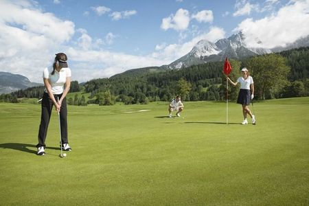 Golfurlaub rund um Leogang: Das Hotel Der Löwe ist Ausgangspunkt für Abschläge vor der Kulisse der Leoganger Steinberge