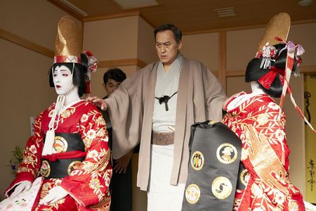 Hanjiro Hanai (Ken Watanabe, m.), Altmeister des Kabuki, trainiert Kikuo Tachibana (Ryō Yoshizawa, li.) und seinen Sohn Shunsuke (Ryusei Yokohama, re.)