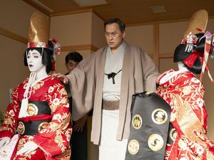 Hanjiro Hanai (Ken Watanabe, m.), Altmeister des Kabuki, trainiert Kikuo Tachibana (Ryō Yoshizawa, li.) und seinen Sohn Shunsuke (Ryusei Yokohama, re.) Hanjiro Hanai (Ken Watanabe, m.), Altmeister des Kabuki, trainiert Kikuo Tachibana (Ryō Yoshizawa, li.) und seinen Sohn Shunsuke (Ryusei Yokohama, re.)