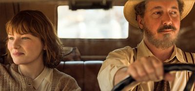 Maria Reiche (Devrim Lingnau) und der Archäologe Paul (Guillaume Gallienne) auf dem Weg in die Wüstenstadt Nazca
