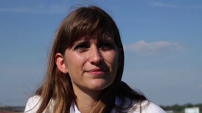 Olga Bach, geboren 1990, wurde vor allem durch ihre Theaterstücke bekannt