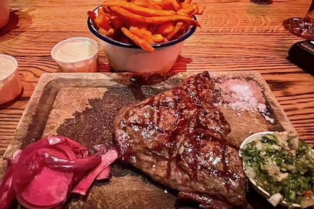 Die Big Texan Steak Ranch in Amarillo, Texas, ist berühmt für ihre 72-Ounce-Steak-Challenge