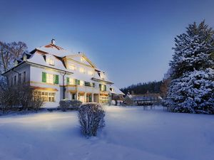 Im Schlossgut Oberambach feiern Gäste das Silvesterfest in entspannter Atmosphäre Im Schlossgut Oberambach feiern Gäste das Silvesterfest in entspannter Atmosphäre