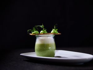 Gesund und köstlich – beim Basenfasten in Haubers Naturresort im Allgäu essen Gäste viel Gemüse, ein wenig Obst, alles kreativ zubereitet und liebevoll angerichtet Gesund und köstlich – beim Basenfasten in Haubers Naturresort im Allgäu essen Gäste viel Gemüse, ein wenig Obst, alles kreativ zubereitet und liebevoll angerichtet