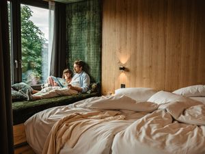 Wandern, ankommen, entspannen: Rund um Bodenmais führen zahlreiche Touren durch den Bayerischen Wald, im Bodenmaiser Hof warten danach die neuen Wohlfühlbereiche Wandern, ankommen, entspannen: Rund um Bodenmais führen zahlreiche Touren durch den Bayerischen Wald, im Bodenmaiser Hof warten danach die neuen Wohlfühlbereiche