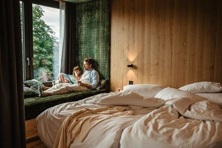 Wandern, ankommen, entspannen: Rund um Bodenmais führen zahlreiche Touren durch den Bayerischen Wald, im Bodenmaiser Hof warten danach die neuen Wohlfühlbereiche