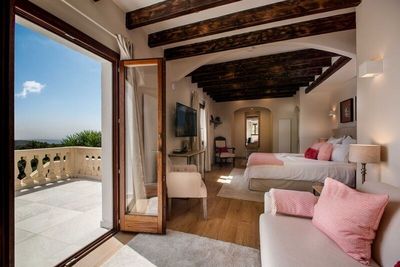 Vom Lounge-Bereich des Private Hideaways Finca Bella Roca eröffnet sich der Blick auf Berge und Meer im Südwesten Mallorcas