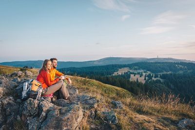 Der Juli ist die schönste Wanderzeit für den 1.415 Meter hohen Herzogenhorn im Schwarzwald: Flora und Fauna stehen dann in voller Blüte und lassen sich bestaunen