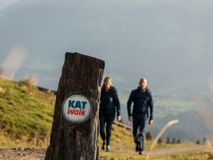 Auf dem richtigen Weg: Der KAT Walk Alpin verläuft quer durch die Kitzbüheler Alpen Auf dem richtigen Weg: Der KAT Walk Alpin verläuft quer durch die Kitzbüheler Alpen