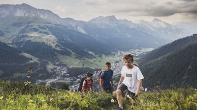 Die „E-Bike & Hike“-Tour auf den Sattelkopf in St. Anton am Arlberg eignet sich auch für einen sportlichen Familienausflug