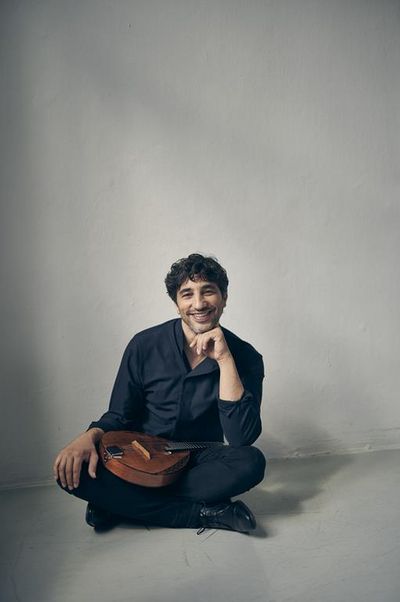 Ein Porträt von Avi Avital