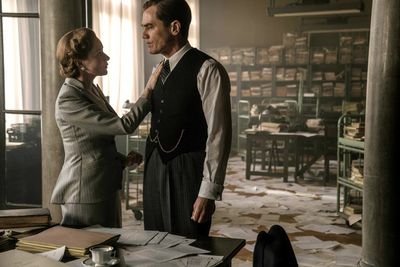 Elsie Douglas (Wrenn Schmidt) unterstützt Robert H. Jackson (Michael Shannon) in Vorbereitung auf die anstehenden Verhandlungen