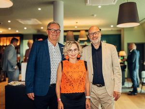 Eröffnungsfeier harry's home Lienz: v. l. n. r.: Harald Ultsch; harry's-home-Gründer und -Geschäftsführer; Elisabeth Blanik, Bürgermeisterin Lienz; Christoph Andexlinger, CEO Projektentwickler SES Eröffnungsfeier harry's home Lienz: v. l. n. r.: Harald Ultsch; harry's-home-Gründer und -Geschäftsführer; Elisabeth Blanik, Bürgermeisterin Lienz; Christoph Andexlinger, CEO Projektentwickler SES