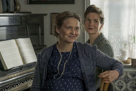 Nannings Mutter Hille (Laura Tonke, li.) glaubt fest an den Endsieg - hier mit Tante Ena (Lisa Hagmeister)