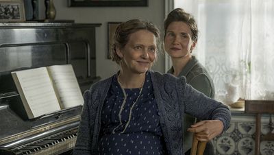Nannings Mutter Hille (Laura Tonke, li.) glaubt fest an den Endsieg - hier mit Tante Ena (Lisa Hagmeister)