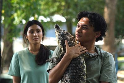 Arumi (Zulfa Maharam) und Johan (Yusuf Mahardika) mit einem jungen Krokodil ihrer Krokodilfarm