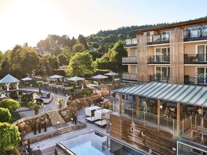 Dank stylisch-bayerischem Wohnkomfort sieht man dem Bodenmaiser Hof sein hohes Alter gar nicht an – 2023 feierte das Vier-Sterne-Superior-Hotel im Bayerischen Wald seinen 100. Geburtstag. Dank stylisch-bayerischem Wohnkomfort sieht man dem Bodenmaiser Hof sein hohes Alter gar nicht an – 2023 feierte das Vier-Sterne-Superior-Hotel im Bayerischen Wald seinen 100. Geburtstag.