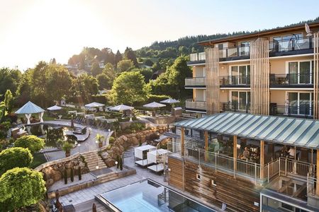 Dank stylisch-bayerischem Wohnkomfort sieht man dem Bodenmaiser Hof sein hohes Alter gar nicht an – 2023 feierte das Vier-Sterne-Superior-Hotel im Bayerischen Wald seinen 100. Geburtstag.