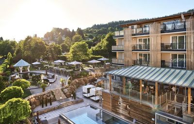 Dank stylisch-bayerischem Wohnkomfort sieht man dem Bodenmaiser Hof sein hohes Alter gar nicht an – 2023 feierte das Vier-Sterne-Superior-Hotel im Bayerischen Wald seinen 100. Geburtstag.