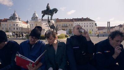 Gerichtsvollzieherin Orsolya (Eszter Tompa) trinkt mit Gendarmen einen Kaffee - sie warten darauf, dass der Obdachlose seinen Unterschlupf verlässt